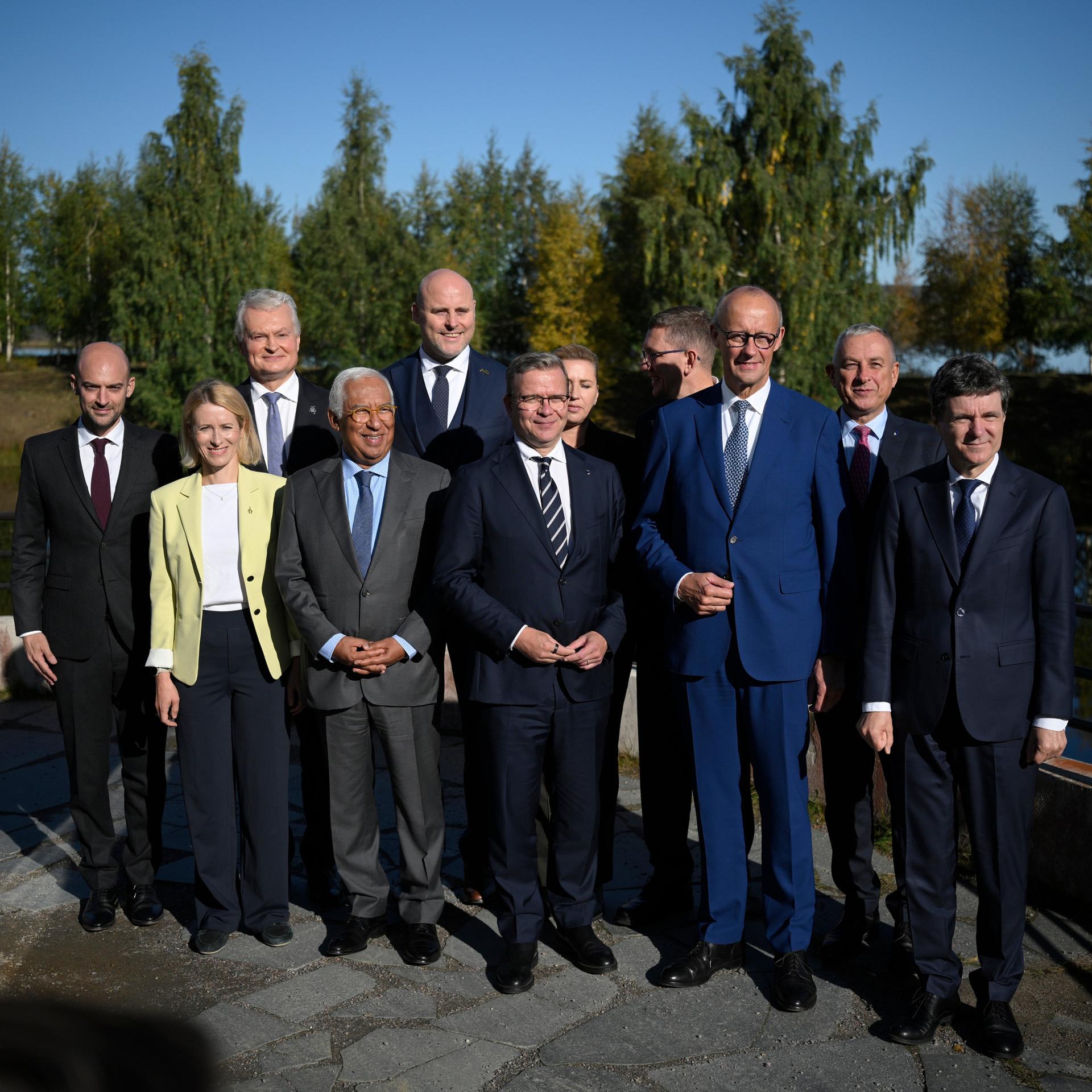 Barrot, Kallas, Nauseda, Costa, Kulbergs, Orpo, Frederiksen, Michal, Merz, Síkela und  Dan posieren gemeinsam für ein Foto.