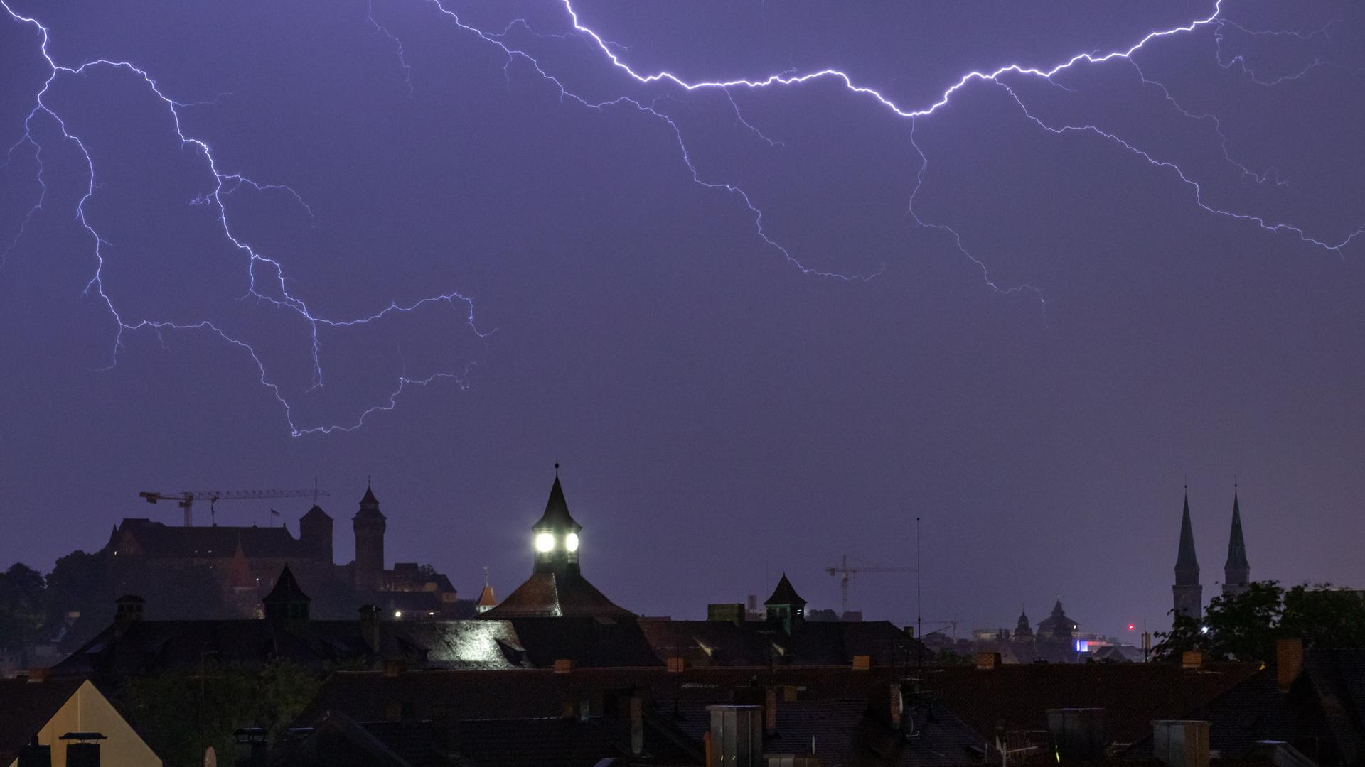 Blitze entladen sich über der Nürnberger Altstadt. Links im Hintergrund ist die Kaiserburg. Blitze entladen sich über der Nürnberger Altstadt. Links im Hintergrund ist die Kaiserburg.
