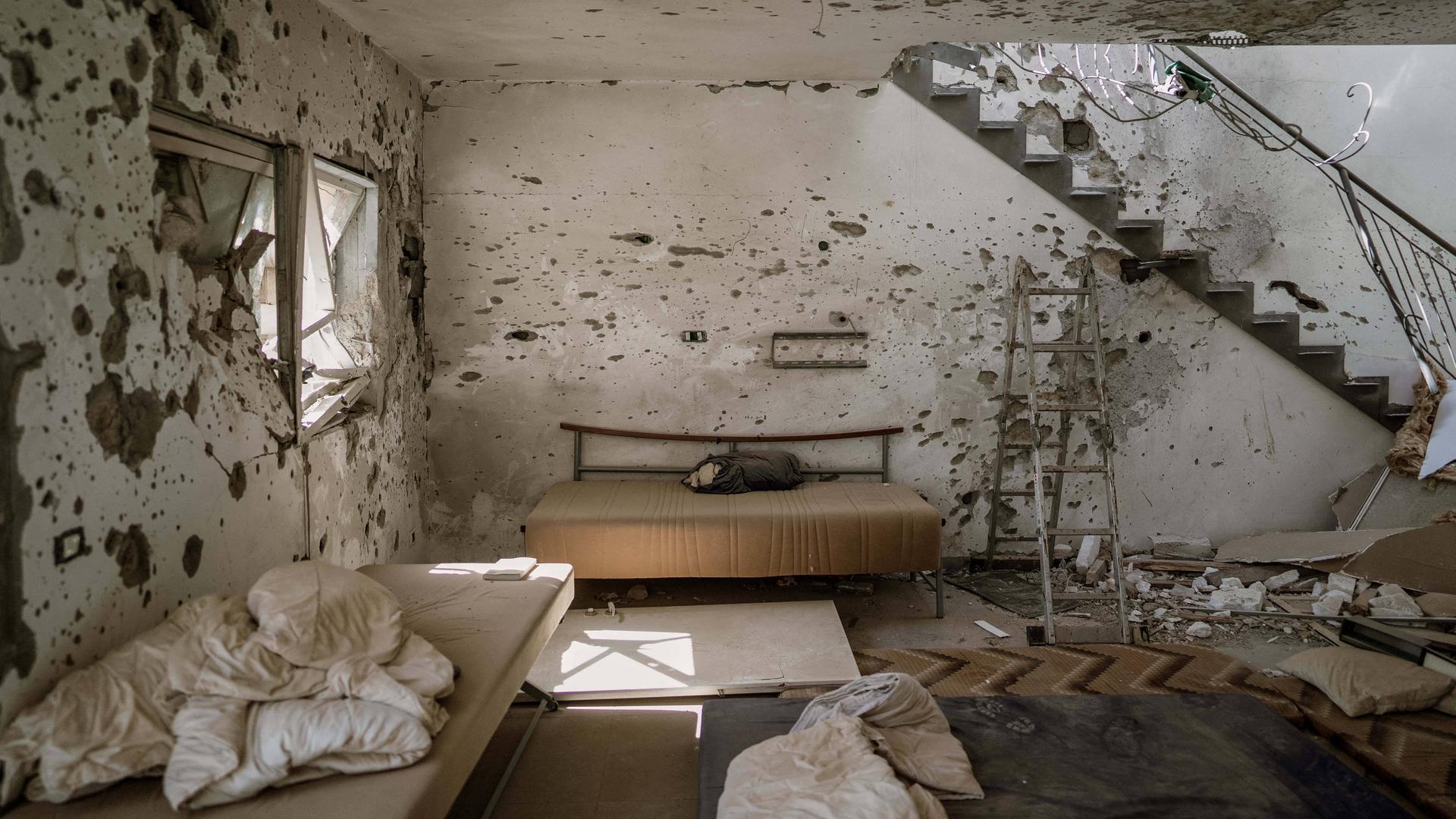 Innnenraum eines Hauses, Einschusslöcher an den Wänden, leere, zerwühlte Betten. Die Zerstörung, die die Hamas beim Eindringen in einen Kibbuz am 7.Oktober nahe der Grenze zwischen Israel und Gaza im Süden Israels angerichtet haben. 20. Oktober, 2023. P