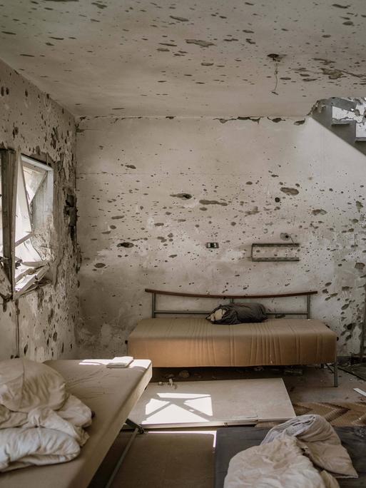Innnenraum eines Hauses, Einschusslöcher an den Wänden, leere, zerwühlte Betten. Die Zerstörung, die die Hamas beim Eindringen in einen Kibbuz am 7.Oktober nahe der Grenze zwischen Israel und Gaza im Süden Israels angerichtet haben. 20. Oktober, 2023. P