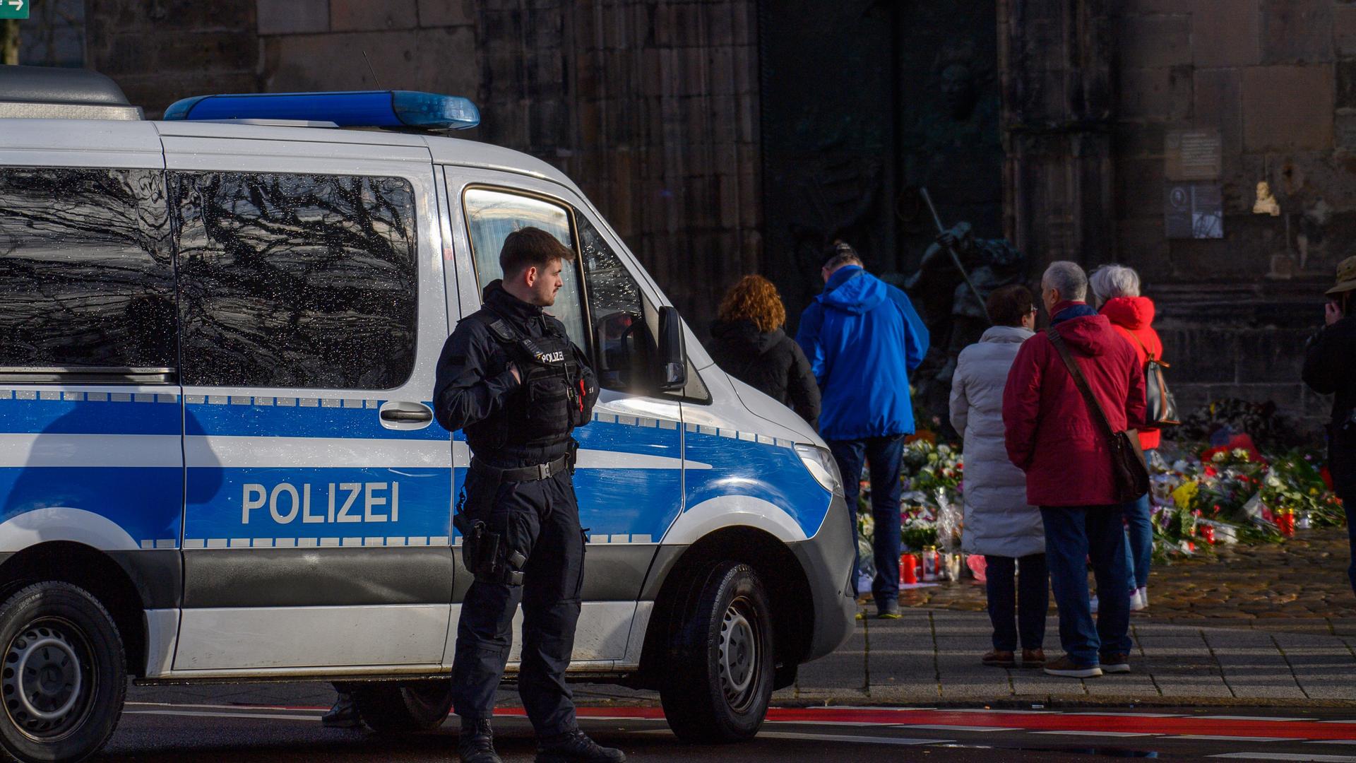 Ein Polizeiwagen steht vor der Johanniskirche in Magdeburg.