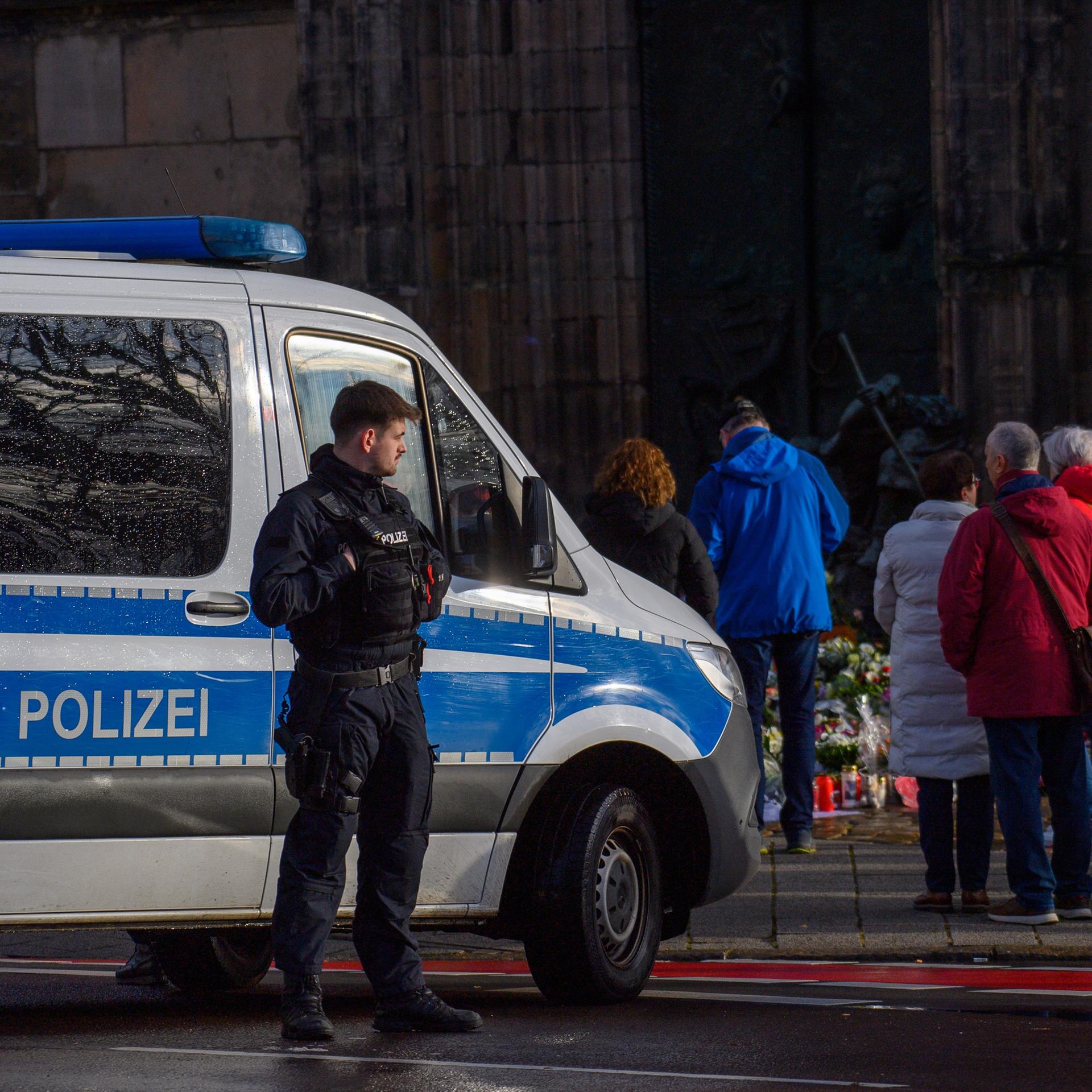 Ein Polizeiwagen steht vor der Johanniskirche in Magdeburg.