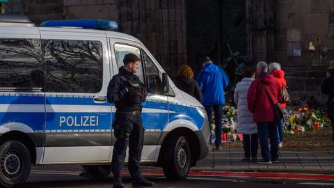 Ein Polizeiwagen steht vor der Johanniskirche in Magdeburg.