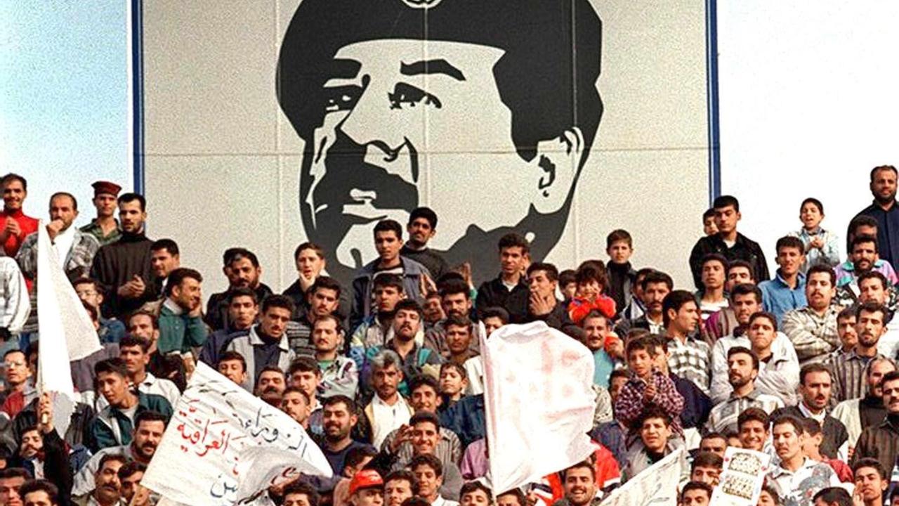 Über einer Menschenmenge im Irak prangt ein riesiges Konterfei von Diktator Saddam Hussein. Die Aufnahme wurde Ende der 90er Jahre gemacht. 