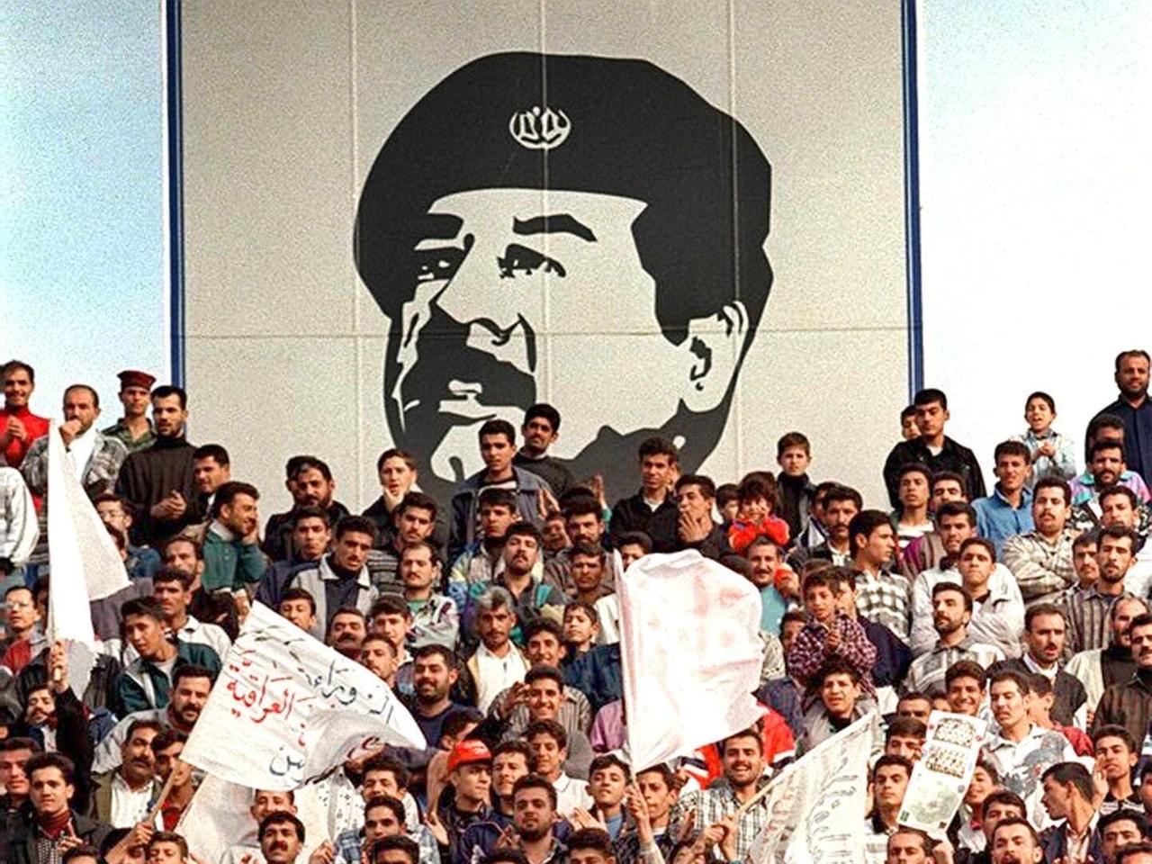 Über einer Menschenmenge im Irak prangt ein riesiges Konterfei von Diktator Saddam Hussein. Die Aufnahme wurde Ende der 90er Jahre gemacht. Über einer Menschenmenge im Irak prangt ein riesiges Konterfei von Diktator Saddam Hussein. Die Aufnahme wurde Ende der 90er Jahre gemacht.