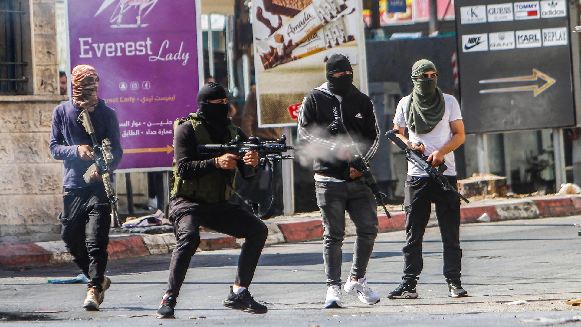 Maskierte bewaffnete Palästinenser schießen während einer Razzia der israelischen Armee im Flüchtlingslager Jenin im Norden des besetzten Westjordanlandes auf israelische Armeekräfte, 03.07.2023.
