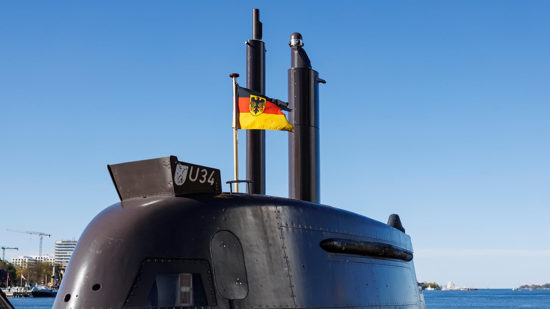 Eine deutsche Flagge weht auf dem U-Boot U34 der Marine in einer Werft in Kiel im April 2026