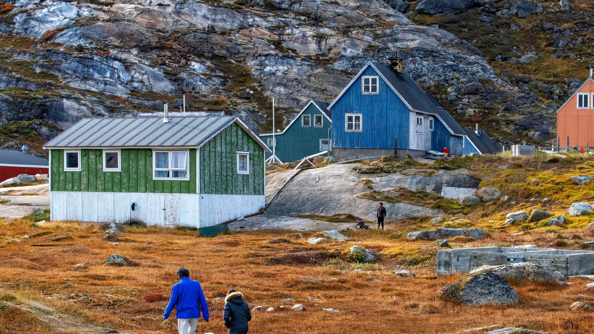 Bunte Häuser in einem kleinen, isolierten Dorf der Inuit in Aappilattoq im Süden Grönlands.