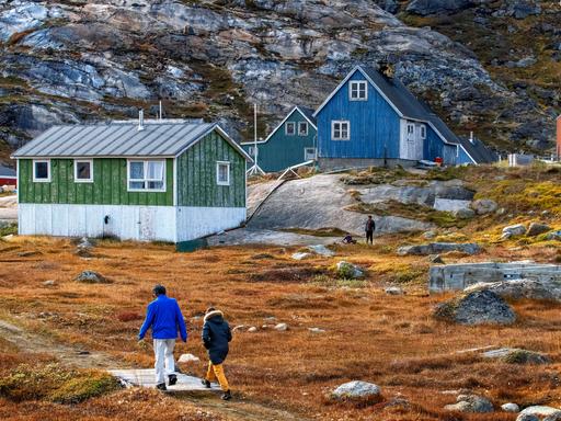 Bunte Häuser in einem kleinen, isolierten Dorf der Inuit in Aappilattoq im Süden Grönlands.