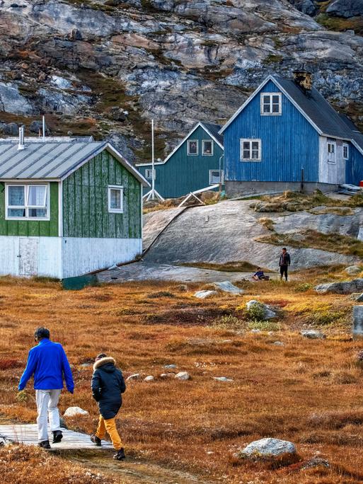 Bunte Häuser in einem kleinen, isolierten Dorf der Inuit in Aappilattoq im Süden Grönlands.