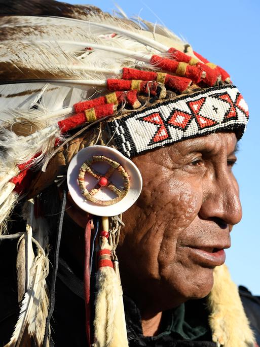 Sioux-Häuptling Arvol Looking Horse, spiritueller Anführer der „Seven Council Fires“ in North Dakota, im Bundesstaat Colorado am „Sacred Circle“, USA Sioux-Häuptling Arvol Looking Horse, spiritueller Anführer der „Seven Council Fires“ in North Dakota, im Bundesstaat Colorado am „Sacred Circle“, USA