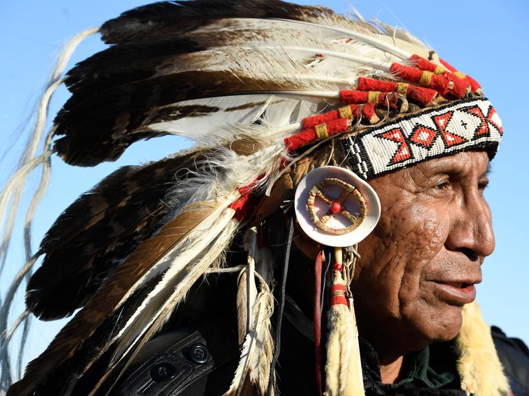 Sioux-Häuptling Arvol Looking Horse, spiritueller Anführer der „Seven Council Fires“ in North Dakota, im Bundesstaat Colorado am „Sacred Circle“, USA Sioux-Häuptling Arvol Looking Horse, spiritueller Anführer der „Seven Council Fires“ in North Dakota, im Bundesstaat Colorado am „Sacred Circle“, USA