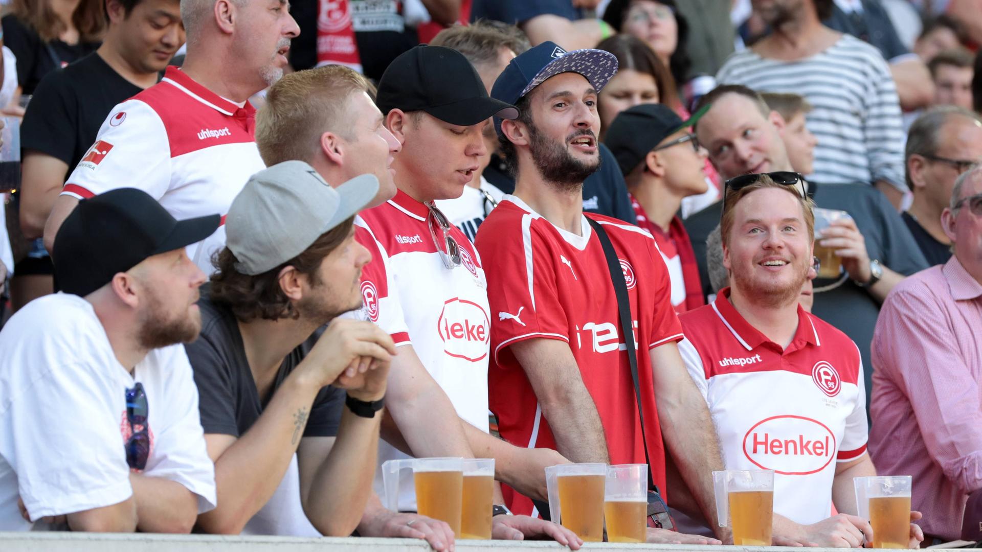 Fans von Fortuna Düsseldorf im Stadion ihres Klubs