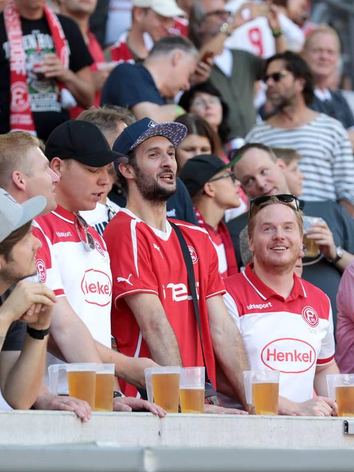 Fans von Fortuna Düsseldorf im Stadion ihres Klubs