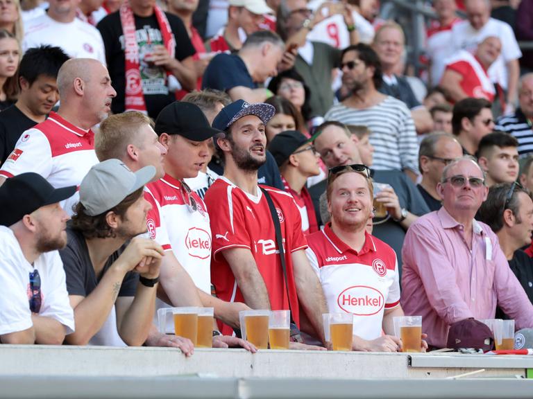 Fans von Fortuna Düsseldorf im Stadion ihres Klubs