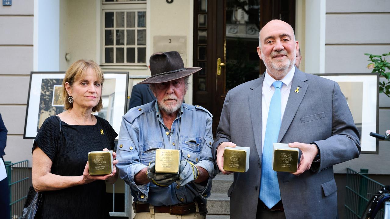 Berlin: Hadas Prosor (l-r), Ehefrau des israelischen Botschafters, Gunter Demnig, Erfinder der Stolpersteine, und Ron Prosor, Botschafter Israels in Deutschland, stehen in der Eisenzahnstraße und halten die Stolpersteine von Angehörigen des Botschafters in den Händen. 