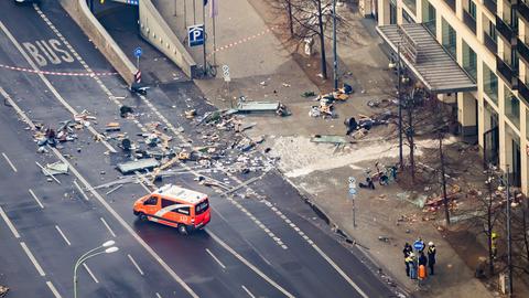 Berlin: Trümmer liegen auf der Karl-Liebknecht-Straße vor einem Hotel. 