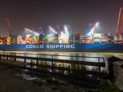 Das Containerschiff Cosco Shipping Aries des chinesischen Unternehmens Cosco liegt in der Nacht am Container-Terminal Tollerort der HHLA im Hamburger Hafen. 