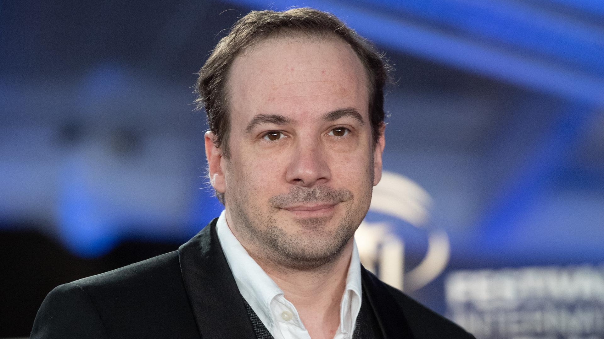 Florian Teichtmeister mit ernstem Blick, in dunklem Sakko und einem weißen offenen Hemd Florian Teichtmeister mit ernstem Blick, in dunklem Sakko und einem weißen offenen Hemd