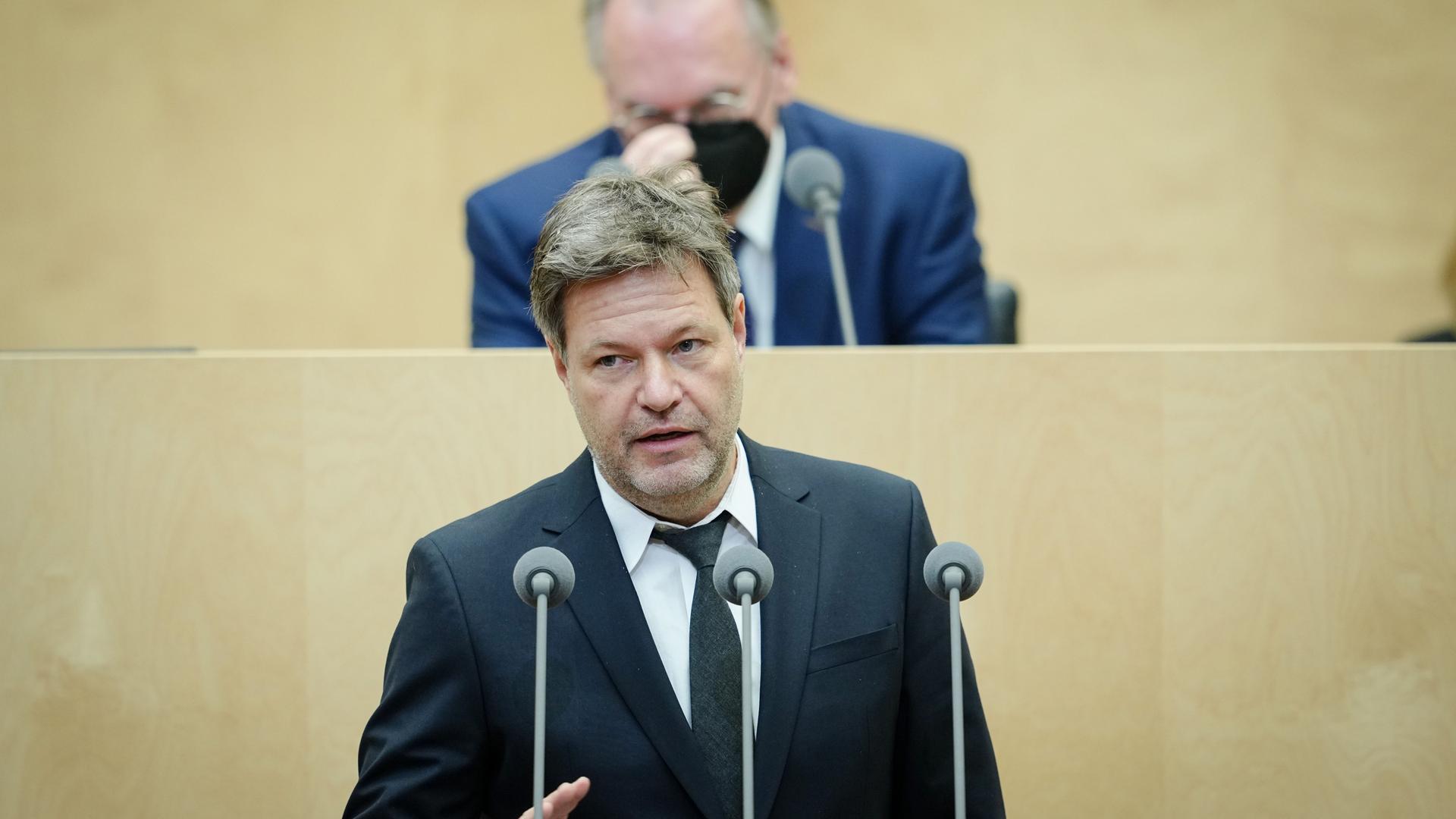 Robert Habeck (Bündnis 90/Die Grünen), Bundesminister für Wirtschaft und Klimaschutz, spricht bei der Sitzung des Bundesrats. Hinter ihm sitzt Reiner Haseloff (CDU), Ministerpräsident von Sachsen-Anhalt. Ein Thema der Sitzung ist der Nachtragshaushalt der Ampel-Koalition.
