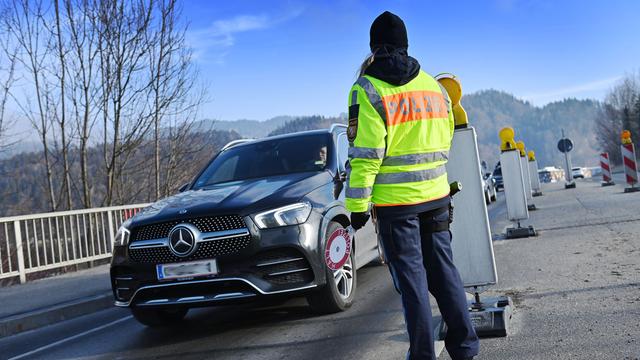 Eine Grenzpolizistin stoppt ein Fahrzeug mit Polizeikelle "Halt Polizei" am Grenzübergang Oberaudorf zu Österreich. 