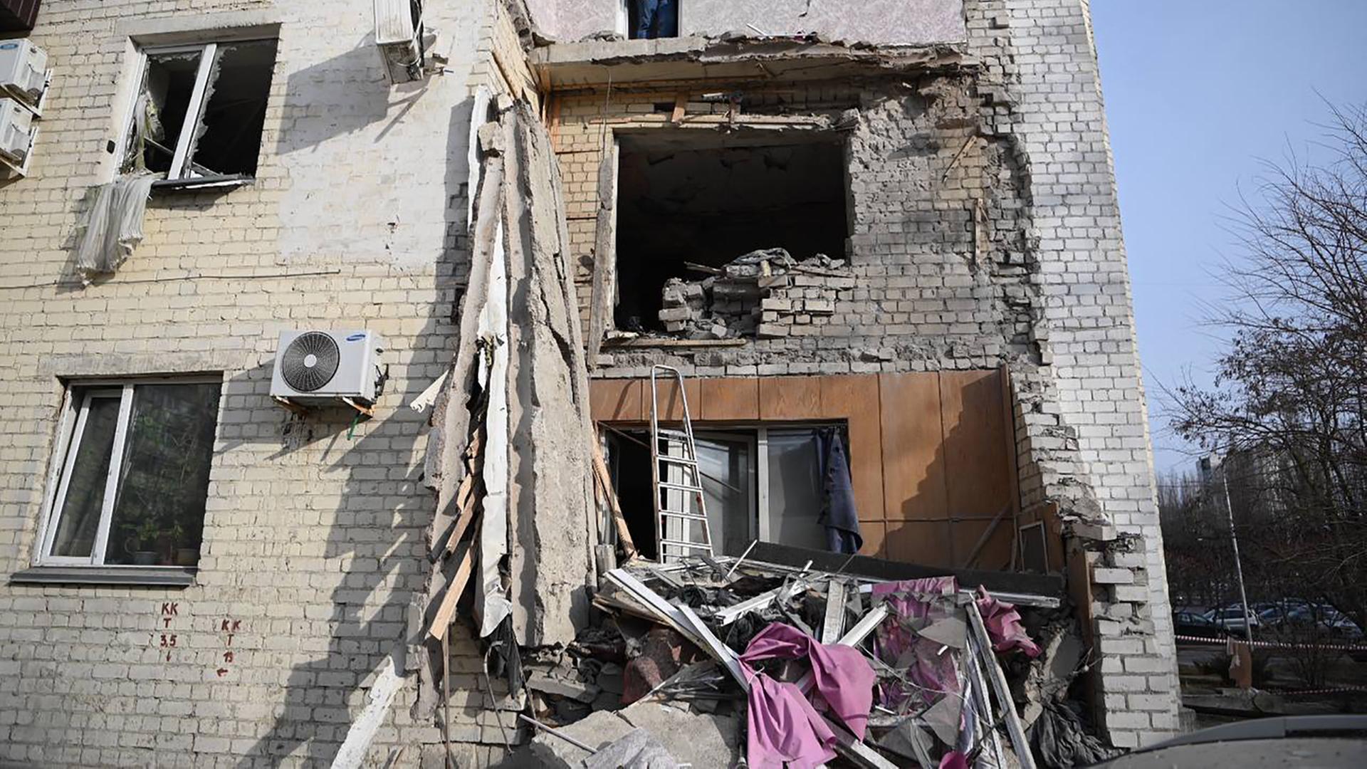 Das Foto auf dem offiziellen Telegramm-Account des Gouverneurs der Region Belgorod zeigt die Folgen eines erneuten Drohnenangriffs auf ein Gebäude.