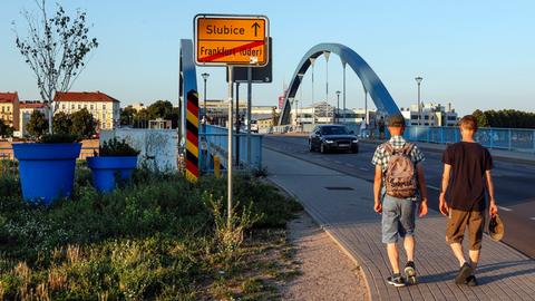 Fußgänger auf der Grenzbrücke zwischen Frankfurt/Oder und der polnischen Stadt Slubice.