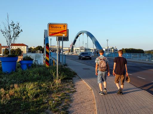 Fußgänger auf der Grenzbrücke zwischen Frankfurt/Oder und der polnischen Stadt Slubice.