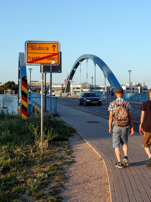 Fußgänger auf der Grenzbrücke zwischen Frankfurt/Oder und der polnischen Stadt Slubice.