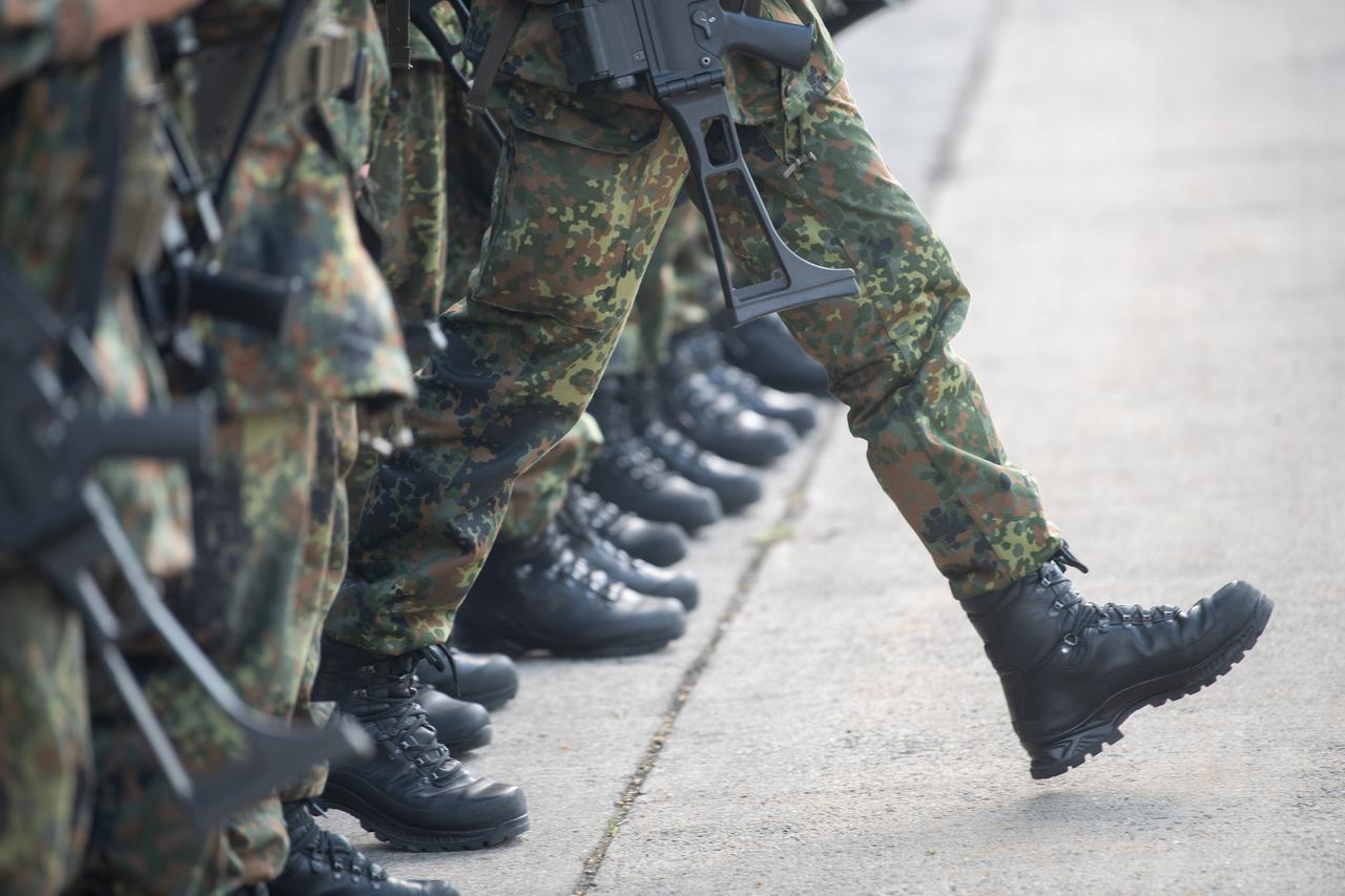 Ein Reservist in Ausbildung tritt während eines Ausbildungsmoduls des Projektes "Ungediente für die Reserve" des Landeskommandos Hessen auf dem Truppenübungsplatz Hammelburg vor. In dem Projekt werden Bürger und Bürgerinnen ohne Truppenerfahrung in mehreren Modulen für die Reserve der Bundeswehr ausgebildet.