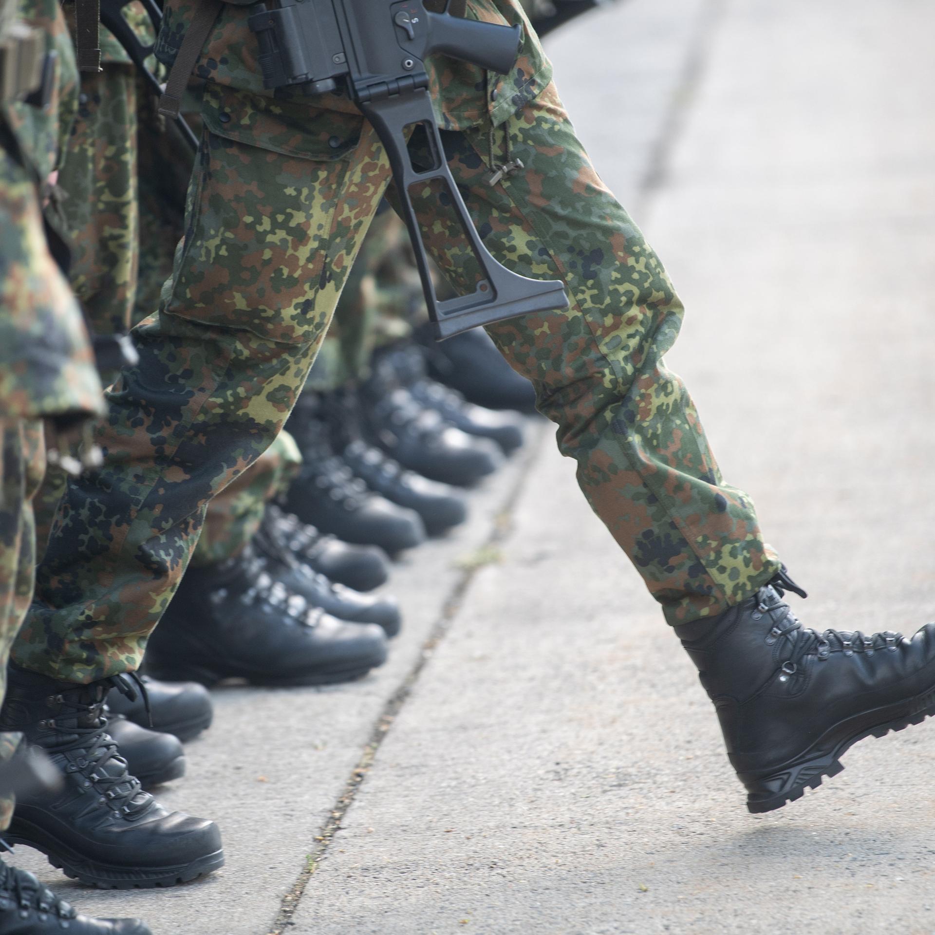 Ein Reservist in Ausbildung tritt während eines Ausbildungsmoduls des Projektes "Ungediente für die Reserve" des Landeskommandos Hessen auf dem Truppenübungsplatz Hammelburg vor. In dem Projekt werden Bürger und Bürgerinnen ohne Truppenerfahrung in mehreren Modulen für die Reserve der Bundeswehr ausgebildet.