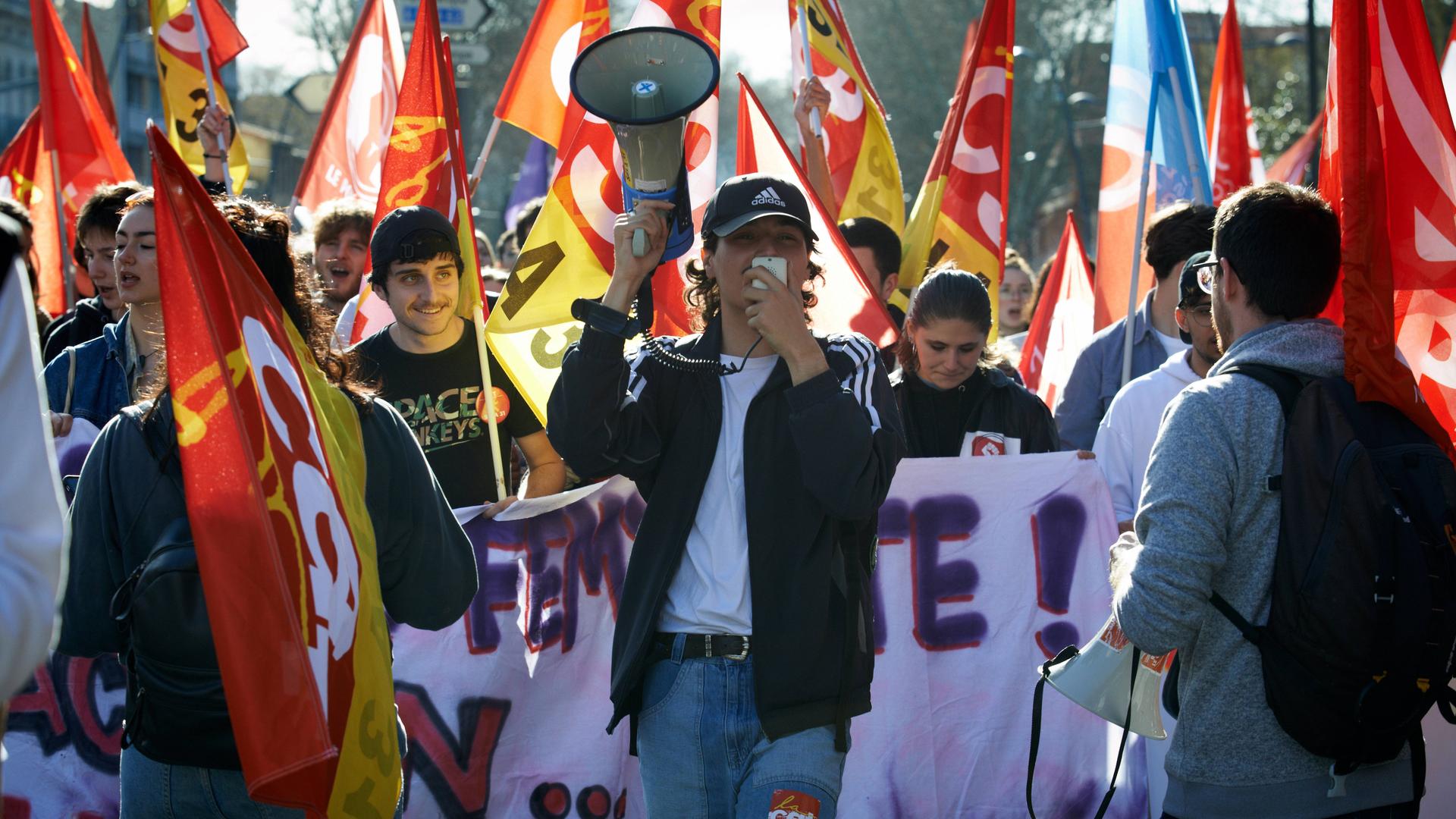 Das Foto zeigt Demonstranten in Frankreich. Sie protestieren gegen die Renten-Reform. 