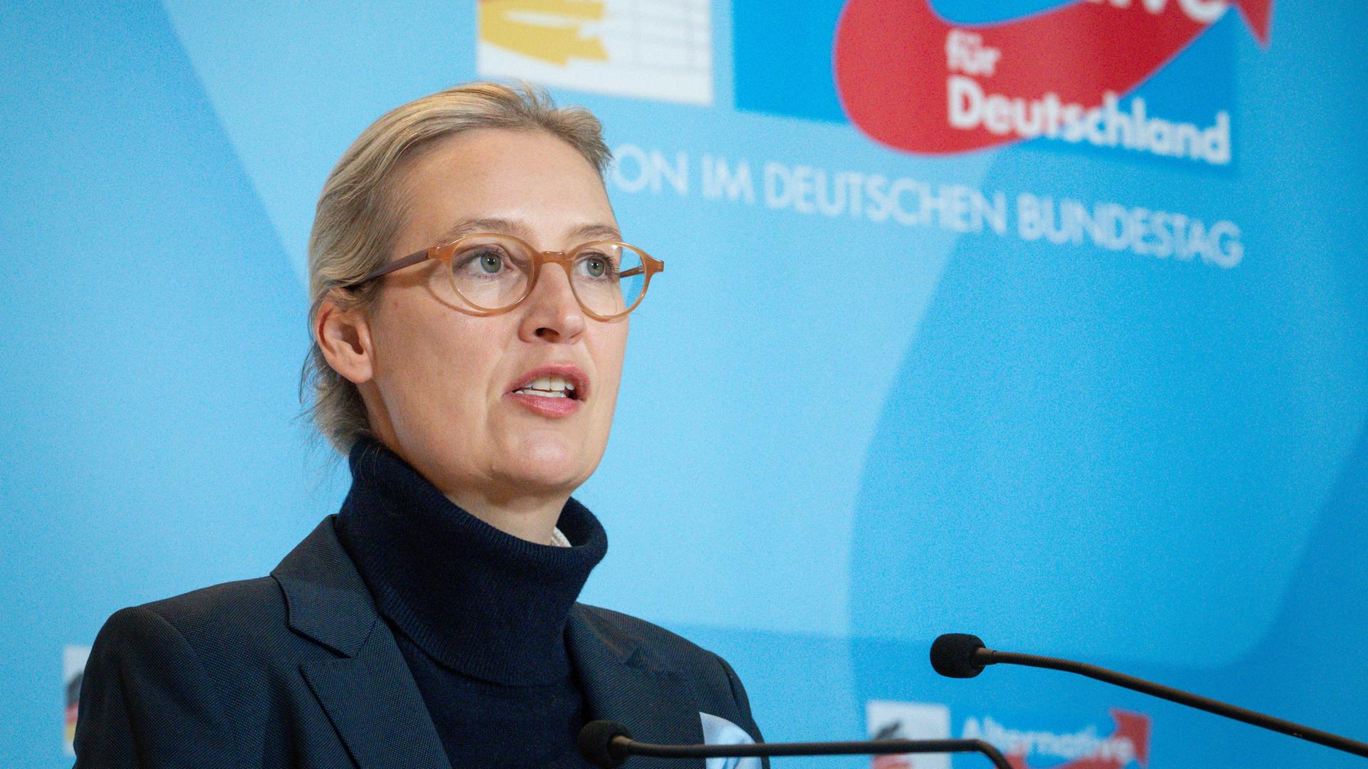 Die Parteichefin der Alternative für Deutschland (AfD), Alice Weidel, steht an einem Rednerpult. Im Hintergrund ist das Logo ihrer Partei zu sehen. 