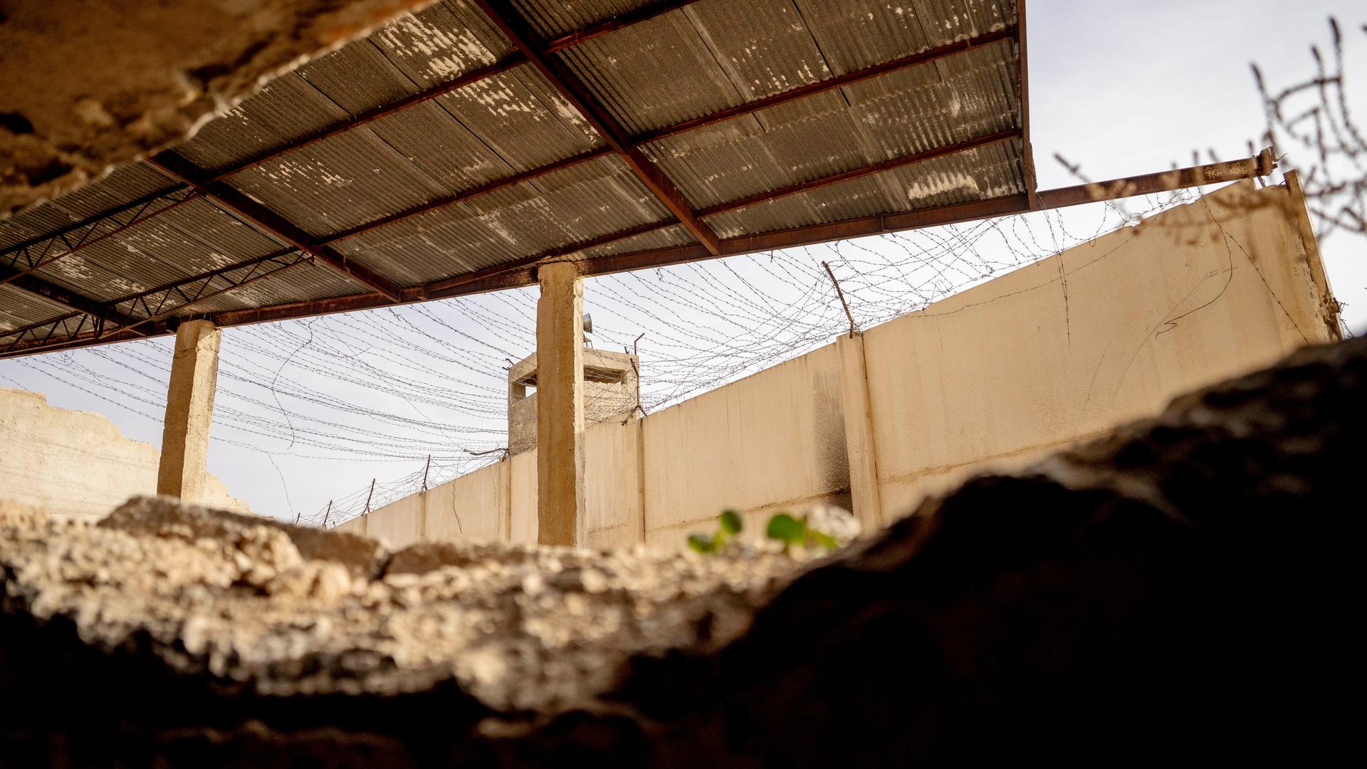 Ein Wachturm und Mauern des Gefängnisses.