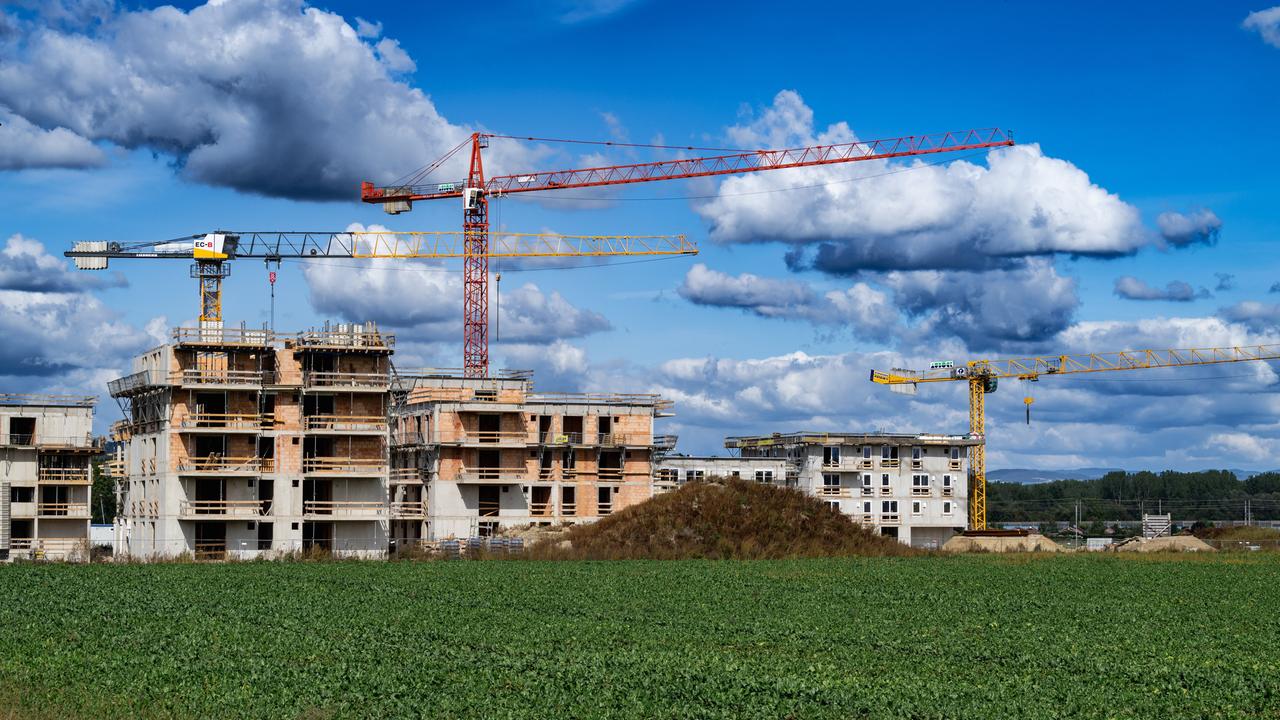 Auf dem Bild ist eine aufstrebende Stadtlandschaft zu sehen, geprägt von zahlreichen Baustellen. Die Versiegelung des Bodens ist unübersehbar.
