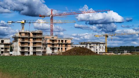 Auf dem Bild ist eine aufstrebende Stadtlandschaft zu sehen, geprägt von zahlreichen Baustellen. Die Versiegelung des Bodens ist unübersehbar.