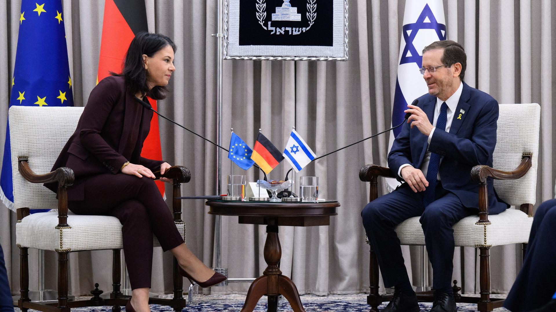 Jerusalem: Annalena Baerbock (l, Bündnis 90/Die Grünen), Außenministerin, und Izchak Herzog, Präsident von Israel, treffen sich zu einem Gespräch im Präsidentenpalast. Sie sitzen sich gegenüber. Jerusalem: Annalena Baerbock (l, Bündnis 90/Die Grünen), Außenministerin, und Izchak Herzog, Präsident von Israel, treffen sich zu einem Gespräch im Präsidentenpalast. Sie sitzen sich gegenüber.