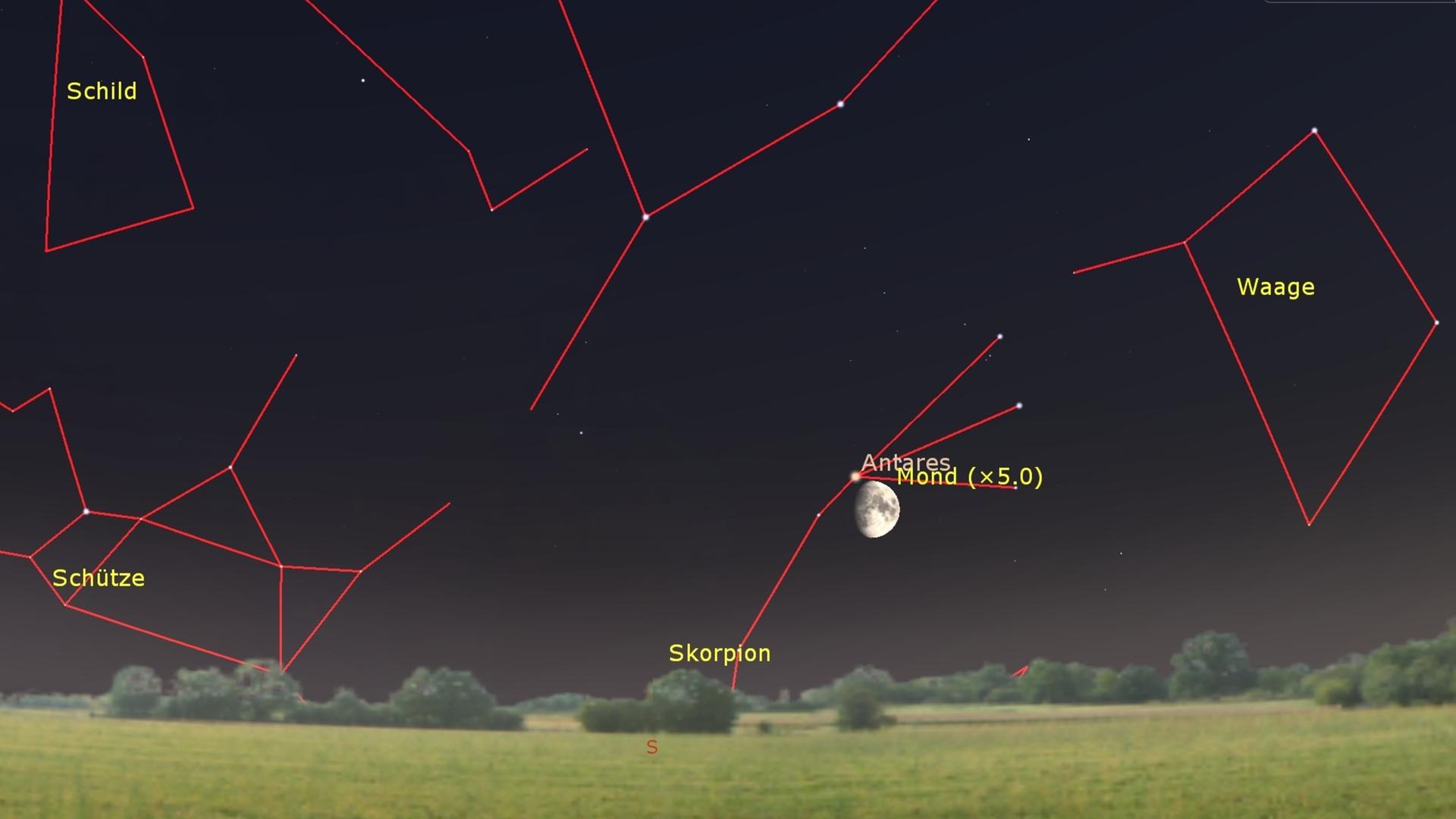 Der Mond zieht heute Nacht sehr tief über den Südhimmel – begleitet von Antares im Skorpion.