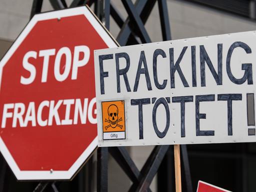 Demonstranten halten am 14.07.2016 während einer Protestaktion gegen Fracking bei der Erdgasförderung in Hannover (Niedersachsen) Protestschilder gegen Fracking in die Höhe. 