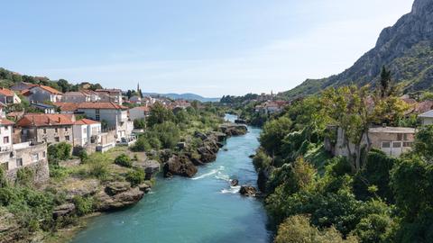 Blick auf den Fluss Neretva, der an dieser Stelle die historische Stadt Mostar teilt. 