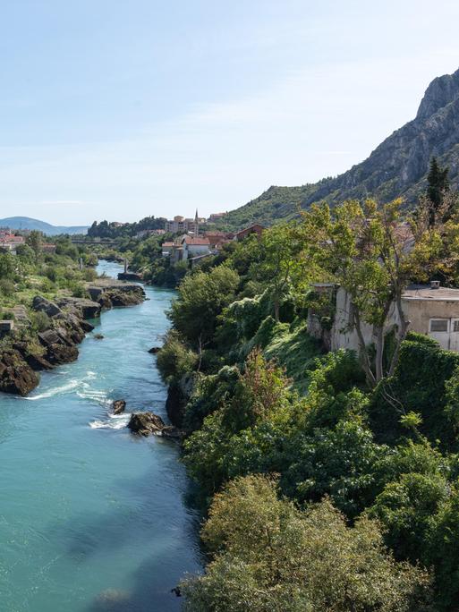 Blick auf den Fluss Neretva, der an dieser Stelle die historische Stadt Mostar teilt. 