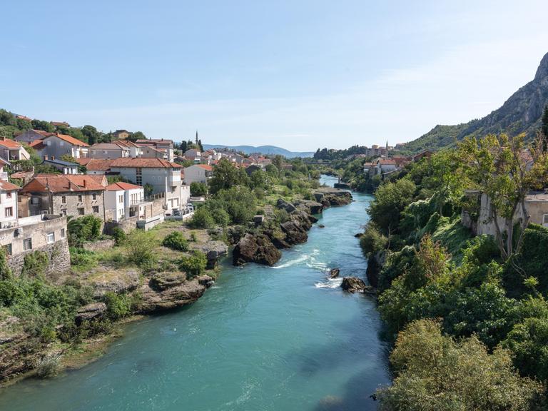 Blick auf den Fluss Neretva, der an dieser Stelle die historische Stadt Mostar teilt. 