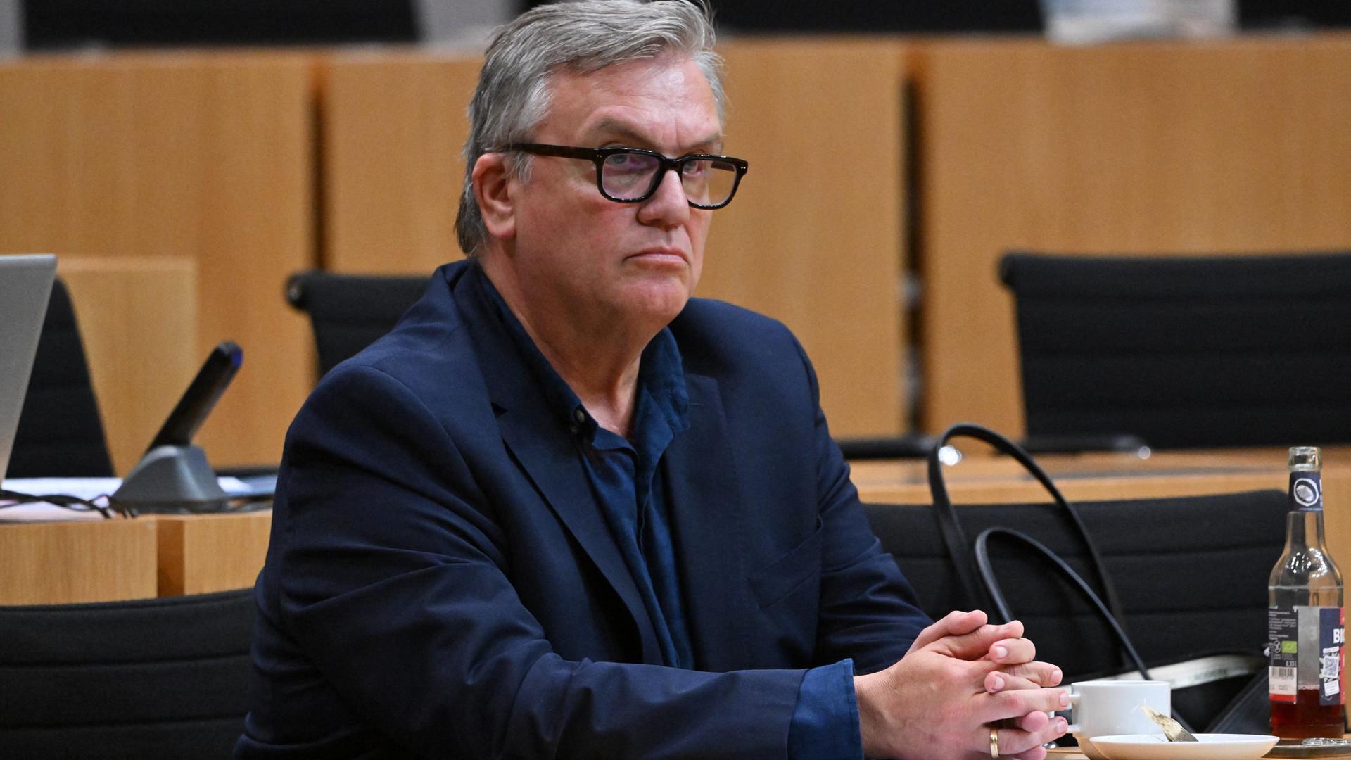 Hape Kerkeling sitzt während einer mündlichen Anhörung zu einem Parteiverbotsverfahren gegen die AfD auf Bundesebene im Plenarsaal des Thüringer Landtags. Er schaut ernst, seine Hände liegen auf dem Tisch, an dem er sitzt. Hape Kerkeling sitzt während einer mündlichen Anhörung zu einem Parteiverbotsverfahren gegen die AfD auf Bundesebene im Plenarsaal des Thüringer Landtags. Er schaut ernst, seine Hände liegen auf dem Tisch, an dem er sitzt.