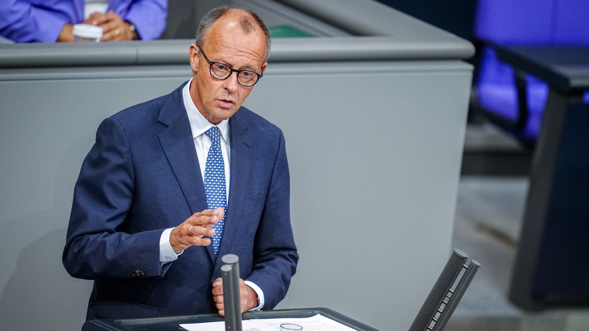 Berlin: Friedrich Merz (CDU), CDU-Bundesvorsitzender und Unionsfraktionsvorsitzender, spricht in der Generaldebatte um den Haushalt 2025 im Bundestag.