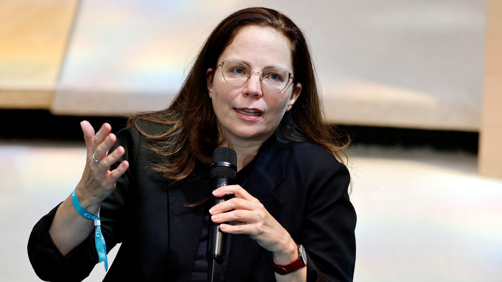 Schriftstellerin Thea Dorn bei den Feierlichkeiten zu 75 Jahre CDU/CSU-Fraktion im Deutschen Bundestag in Bonn am 1. September 2024. Sie trägt  die langen Haare offen, einen dunklen Pullover, am Handgelenk ist ein Band mit Aufschrift CDU CSU zu erkennen.