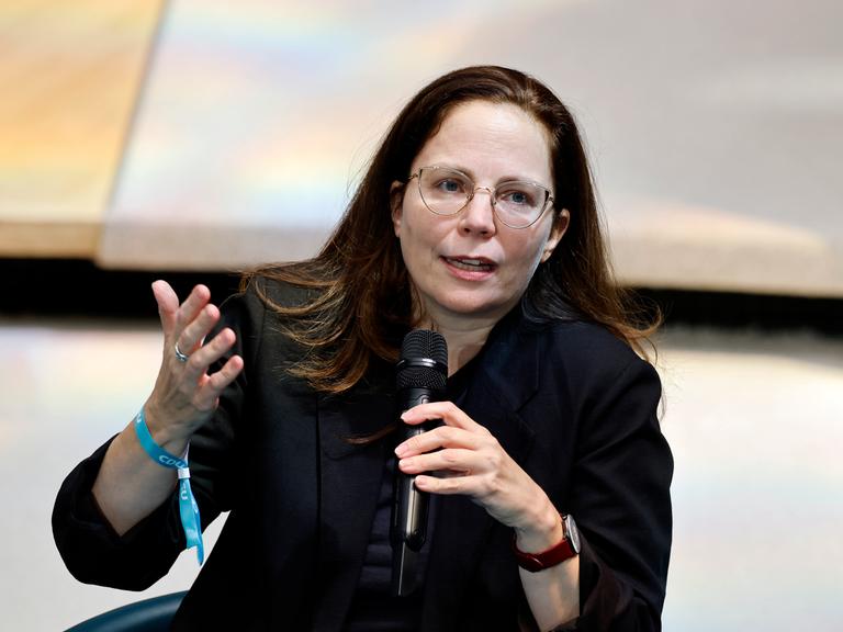 Schriftstellerin Thea Dorn bei den Feierlichkeiten zu 75 Jahre CDU/CSU-Fraktion im Deutschen Bundestag in Bonn am 1. September 2024. Sie trägt  die langen Haare offen, einen dunklen Pullover, am Handgelenk ist ein Band mit Aufschrift CDU CSU zu erkennen.