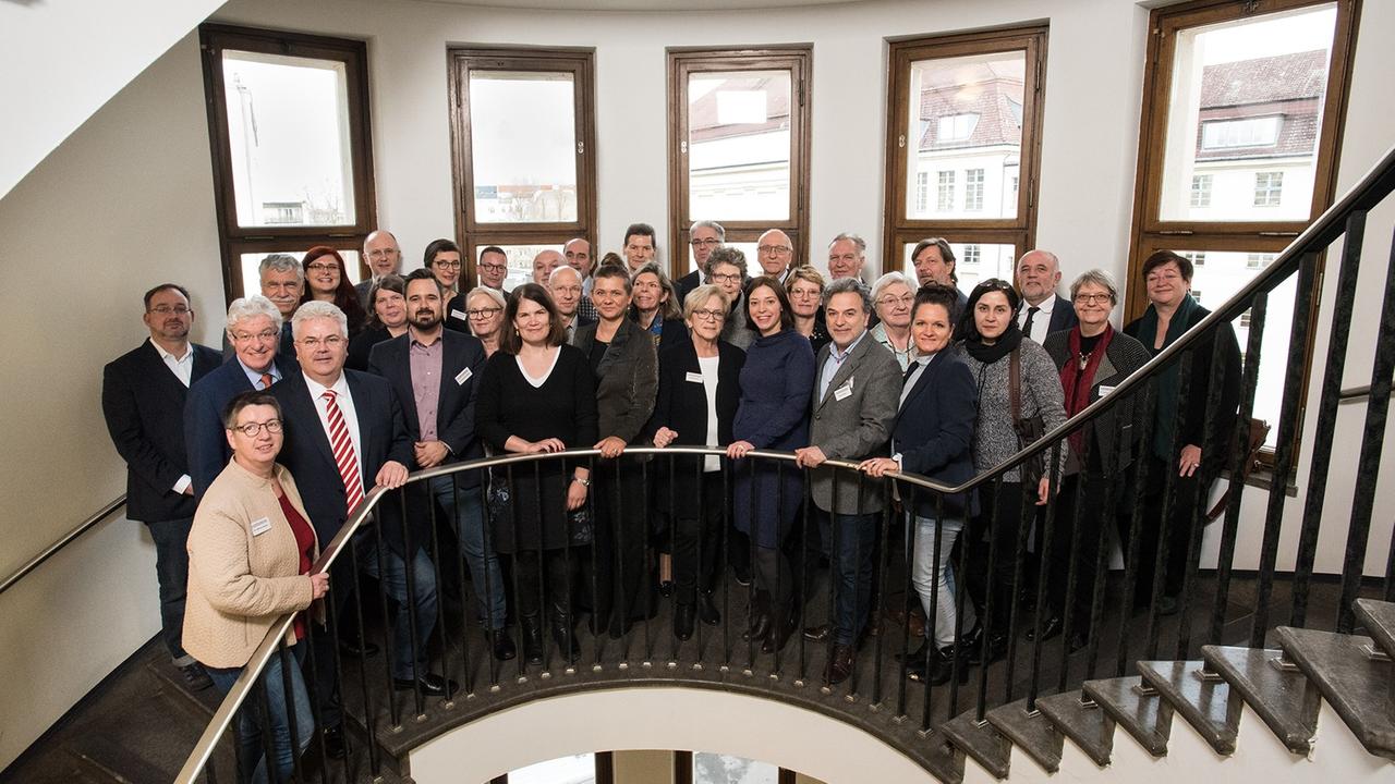 Der Deutschlandradio-Hörfunkrat: Mehrere Personen stehen für ein Gruppenbild in einem Treppenhaus