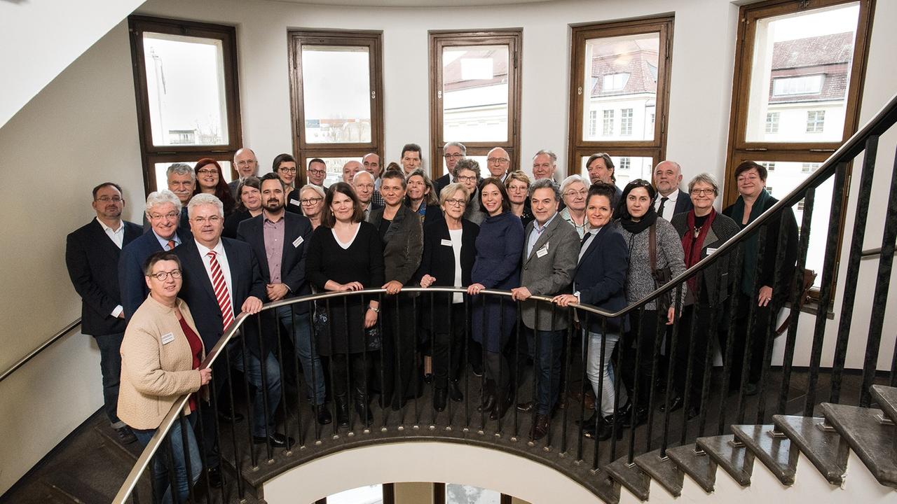 Der Deutschlandradio-Hörfunkrat: Mehrere Personen stehen für ein Gruppenbild in einem Treppenhaus Der Deutschlandradio-Hörfunkrat: Mehrere Personen stehen für ein Gruppenbild in einem Treppenhaus
