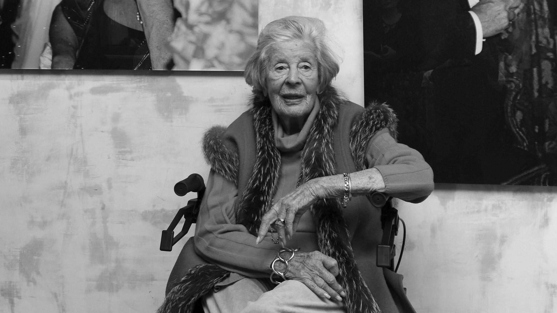 Die Künstlerin und Fotografin Marianne Sayn-Wittgenstein-Sayn, besucht die Vorausstellung ihrer Werke in der Galerie Kronsbein. Die Künstlerin und Fotografin Marianne Sayn-Wittgenstein-Sayn, besucht die Vorausstellung ihrer Werke in der Galerie Kronsbein.