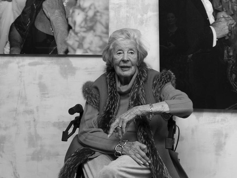 Die Künstlerin und Fotografin Marianne Sayn-Wittgenstein-Sayn, besucht die Vorausstellung ihrer Werke in der Galerie Kronsbein. 